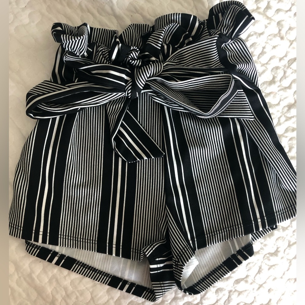 Women’s Windsor Dress Shorts, Striped Black and White with Front Tie, Medium